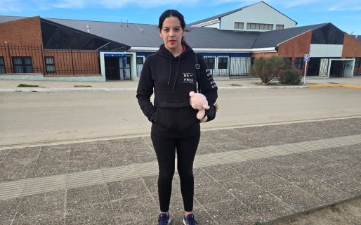 Es mamá soltera, busca trabajo y sortea una rifa para poder pagar el alquiler: “No queremos quedar en la calle”