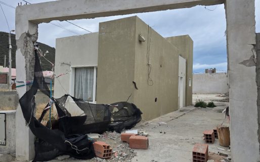 Denuncian penalmente al IPV y al Municipio por graves fallas en 630 viviendas del barrio ARA San Juan