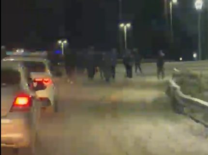 Choferes de Patagonia marcharon por la Ruta 3 custodiados por la Policía y cortaron el tránsito