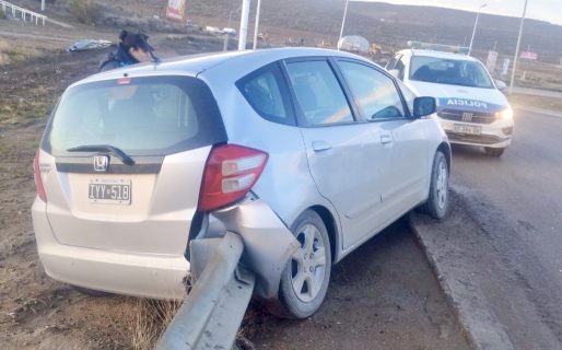 Un Honda Fit terminó sobre el guardarraíl de 3 y 26