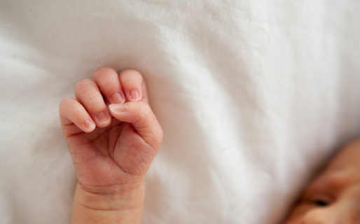 Un recién nacido en situación de riesgo por consumo problemático de sus padres