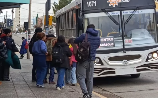 La espera del colectivo impulsó las ventas en los kioscos cercanos a las paradas