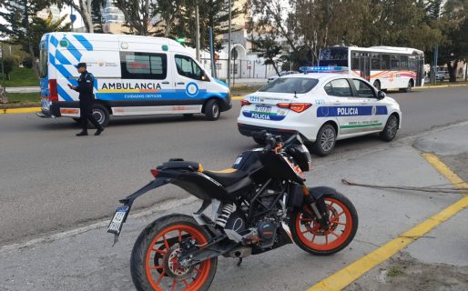 Un perro se cruzó en plena avenida y provocó la caída de un motociclista