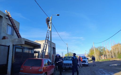 Detuvieron a dos hombres que realizaban una conexión ilegal en un poste de luz