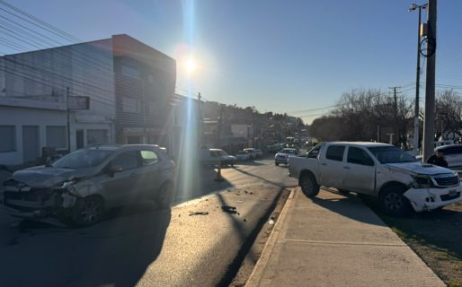 Fuerte choque en la intersección de Rivadavia y Kennedy: Un conductor al hospital