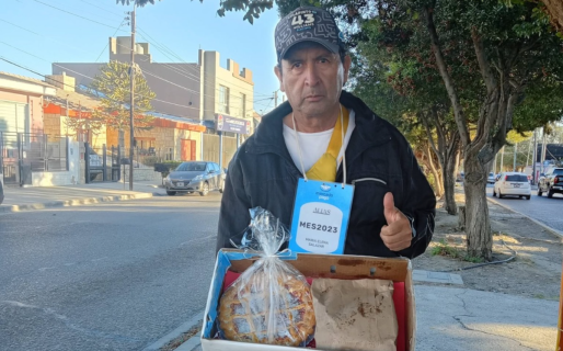 Con tortas fritas caseras, buscan reunir dinero para la medicación de su hijo