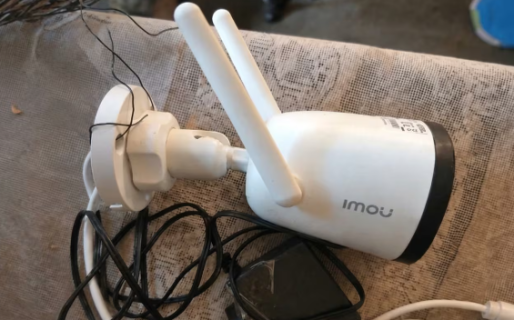 Robó una cámara de seguridad, la instaló en su casa y el dueño lo descubrió en vivo desde su celular