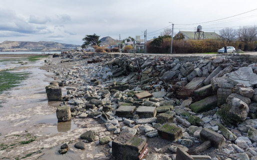 El mar avanza sin parar hacia las casas en Km 5 y los vecinos siguen sin respuestas