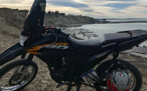Dejó su moto estacionada y se la robaron: sospecha de un vehículo que vio por la zona