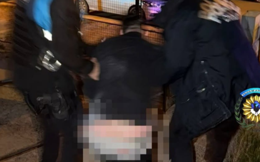 Saltó un paredón de más de tres metros para entrar a una casa: terminó herido y no pudo escapar