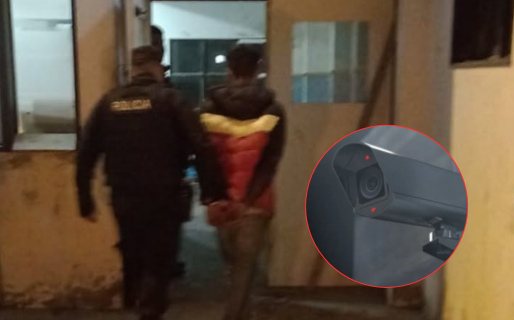 Vio por las cámaras de seguridad a un intruso, salió a buscarlo por la calle y lo detuvo con la policía
