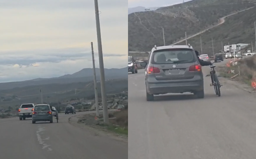Solo en Comodoro: circuló por el Roque González sosteniendo una bici por la ventana