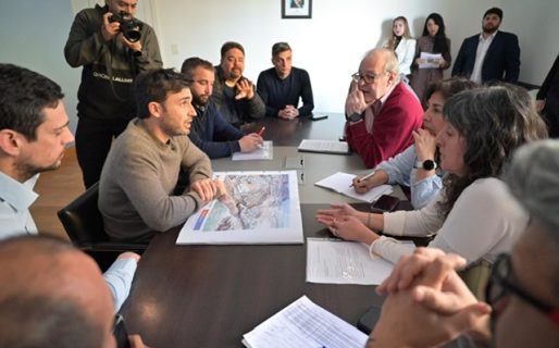 <strong>Torres firmó el decreto que destina lotes con servicios a familias damnificadas por el derrumbe del Cerro Hermitte</strong>