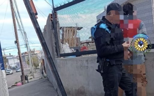 Lo encontraron arriba de un poste cortando cables del alumbrado público