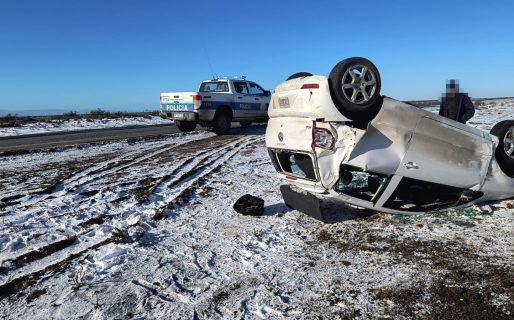 Un VW Fox volcó en Ruta 3 por la presencia de nieve a 100 km de Comodoro