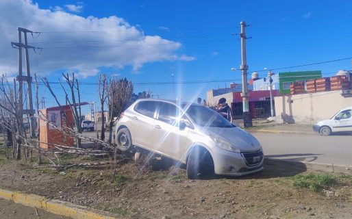 Perdió el control tras agarrar un bache y terminó chocando contra un árbol en Km 8