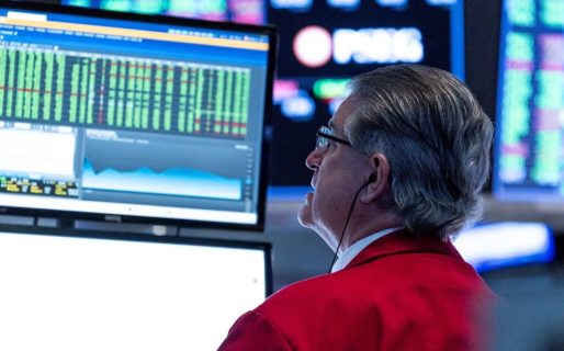 El riesgo país volvió a ubicarse por debajo de los 500 puntos y el dólar oficial bajó $5 en el Banco Nación