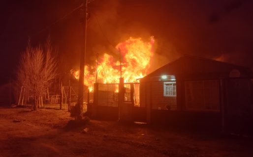 Incendio generalizado en Kilómetro 8: La Policía tiró abajo la puerta de una vivienda lindera y salvó a una familia