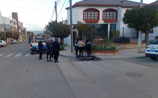 <strong>Una joven fue trasladada al hospital tras un choque entre una moto y una camioneta</strong>