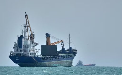 Estados Unidos destruyó cinco buques petroleros iraníes y crece la tensión en el estrecho de Ormuz