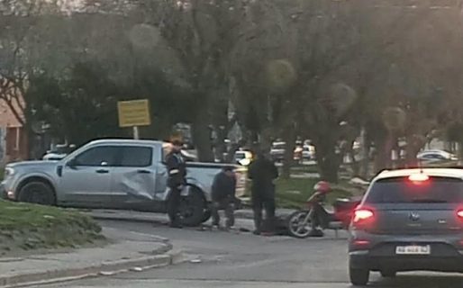 Una camioneta y una moto protagonizaron un choque en Avenida Rivadavia