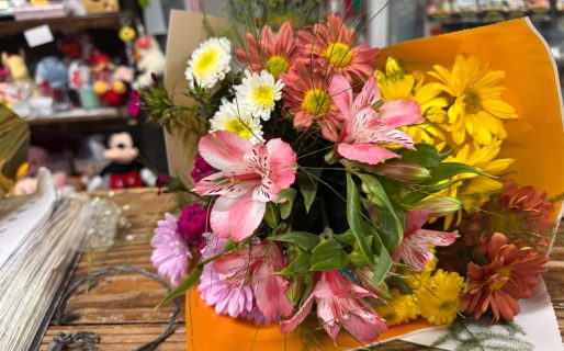 El boom de las flores amarillas: los pedidos colmaron una florería de Comodoro