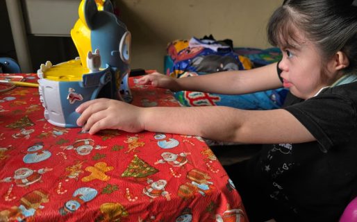 Reclama desde abril por enfermería para su hija y asegura que la obra social «no responde»