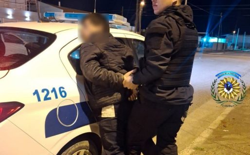 Lo encontraron dentro del patio de una casa y terminó aprehendido