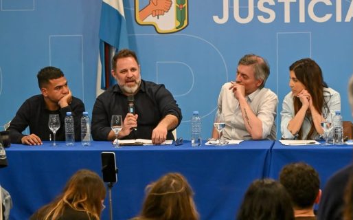 Glinski y Máximo Kirchner presentaron en la sede nacional del PJ el microdocumental sobre el impacto del retiro de YPF en Comodoro
