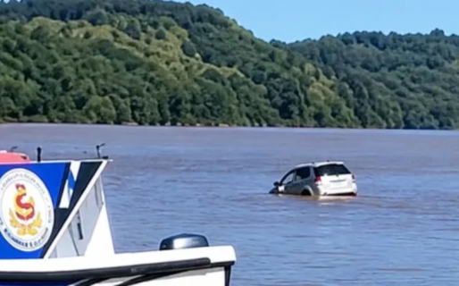Cayó con el auto a un río por manejar con el teléfono en la mano y tuvo que ser rescatado