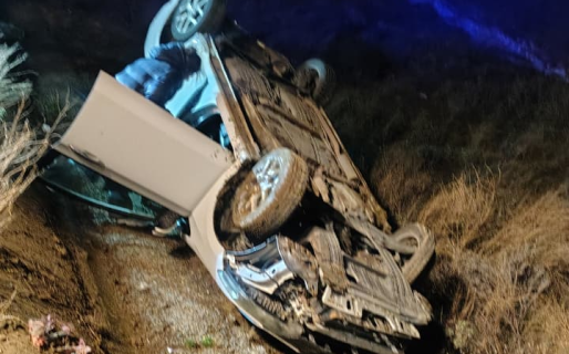 Fuerte vuelco en el camino Roque González