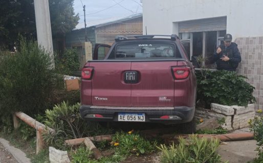 Una conductora perdió el control de su camioneta e impactó contra el frente de una vivienda en Caleta Córdova