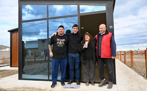 Torres entregó las primeras viviendas a familias afectadas por el derrumbe del Cerro Hermitte