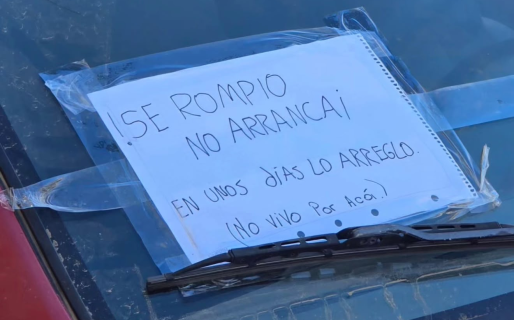 El curioso cartel que dejó un vecino en su auto para no alarmar al barrio