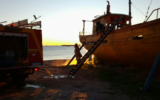 Bomberos extinguieron un incendio en un barco pesquero en Caleta Córdova