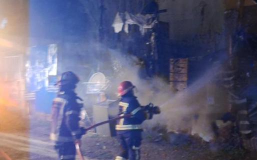 Susto de madrugada: dormía cuando los vecinos le advirtieron que su cerco se prendía fuego