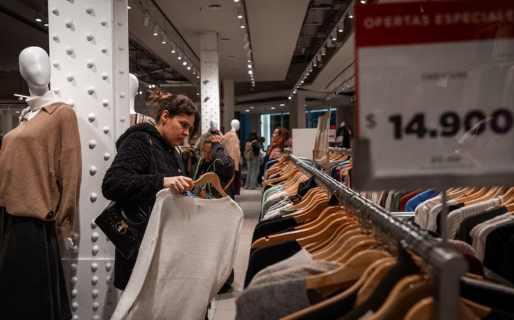 Con apoyo de los bancos, el Gobierno busca bajar el costo financiero de los comercios que cobran con tarjeta de crédito