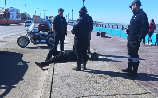 Perdió el control de su moto en pleno Paseo Costero y terminó hospitalizado