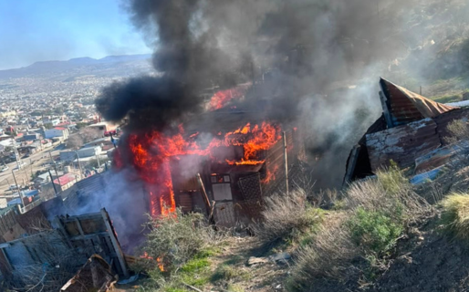 Un voraz incendio consumió una vivienda en el pasaje Santa María