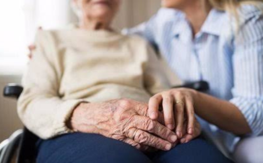 Realizarán un taller de autocuidado para familiares de personas con demencia