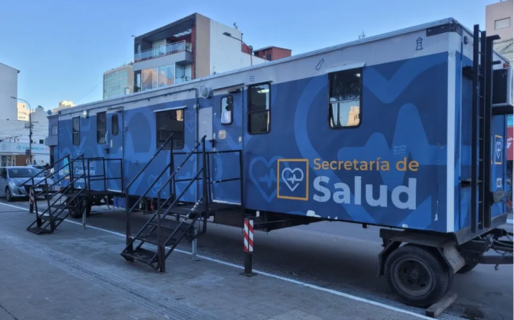 El tráiler Salud en tu Barrio brinda asistencia médica en el Natatorio Municipal Km 8