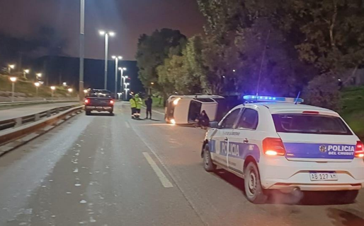 Perdió el control de su camioneta y terminó volcando sobre Avenida del Libertador