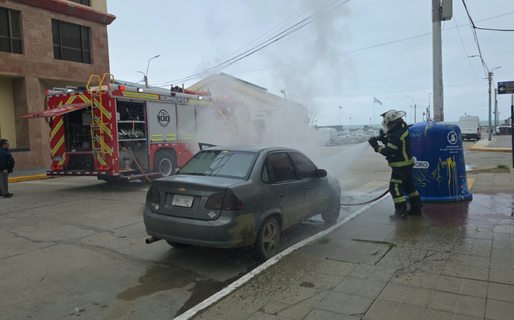 Un desperfecto mecánico provocó el incendio de un Chevrolet Corsa en pleno centro de Comodoro