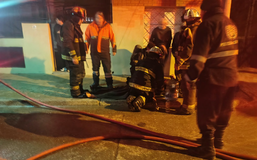 Un hombre debió ser asistido por intoxicación tras incendiarse su vivienda