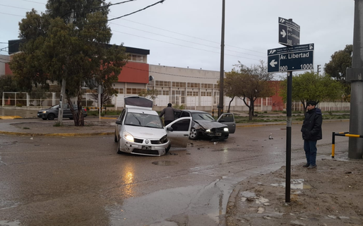 Dos vehículos protagonizaron un fuerte choque sobre la avenida Constituyentes