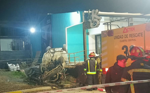 Trágico vuelco en Avenida Ducos: testigos afirman que el auto involucrado corría junto a un segundo vehículo