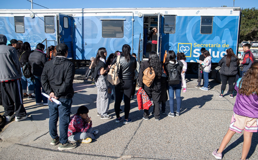 El Tráiler de Salud atiende en el Natatorio Municipal de Kilómetro 8