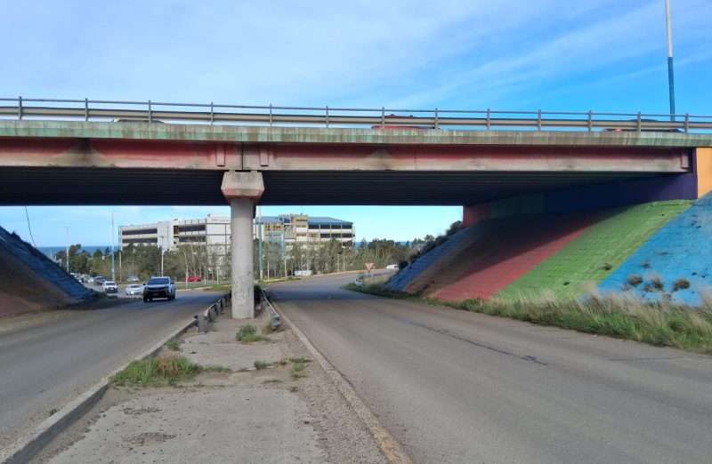 <strong>Vecinos de Km 4 alertan sobre la posibilidad de derrumbe en el puente </strong>