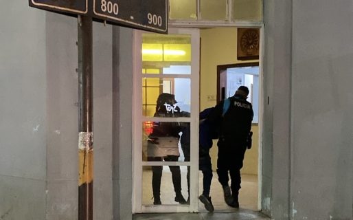 Se negó a retirarse de una farmacia, increpó a policías y terminó demorado