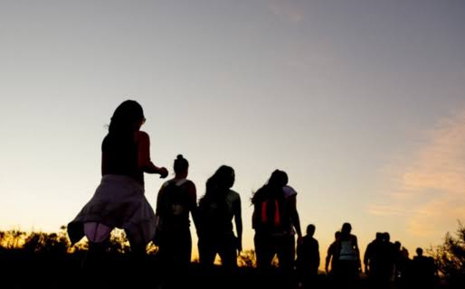 Trekking solidario en Comodoro: caminan hoy hacia el cerro para juntar golosinas